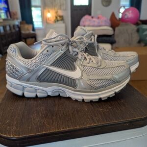Nike Men's Silver and White Athletic Shoes